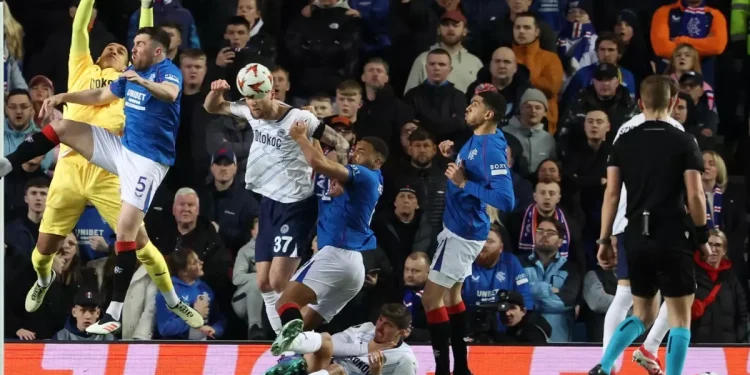 Fenerbahçe penaltılarla elendi, hakemin kararları maçın önüne geçti