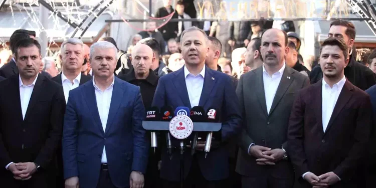 İçişleri Bakanı Yerlikaya, Bayram Namazını Konya’da Kıldı