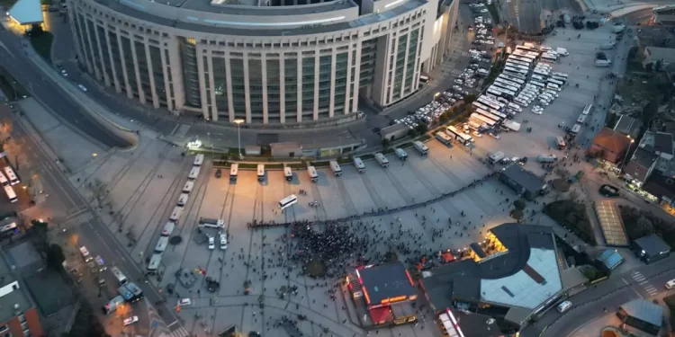İstanbul Adalet Sarayı önünde alınan güvenlik tedbiri havadan görüntülendi