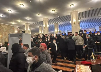 Saraçhane’de gerginlik tırmandı! Polisten kaçan protestocular İBB binasına girdi