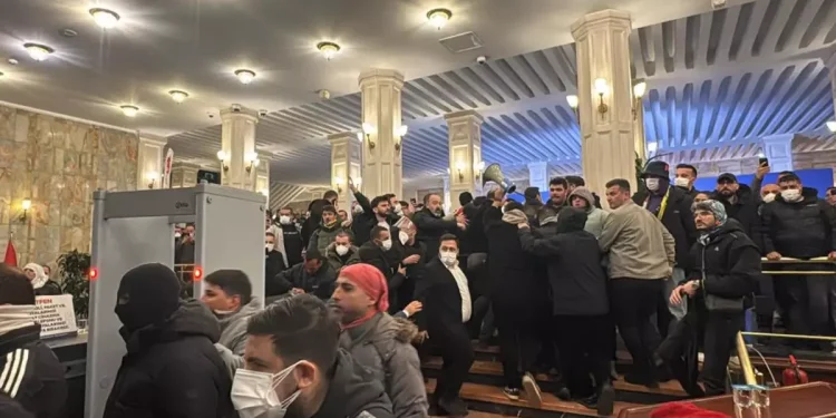 Saraçhane’de gerginlik tırmandı! Polisten kaçan protestocular İBB binasına girdi