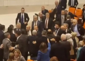 TBMM’de İmamoğlu gerginliği! CHP’li vekil şişe fırlattı