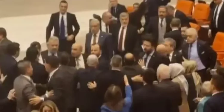TBMM’de İmamoğlu gerginliği! CHP’li vekil şişe fırlattı