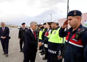 Vali Çelik, Bayramda Güvenlik İşçisiyle Bir Ortaya Geldi