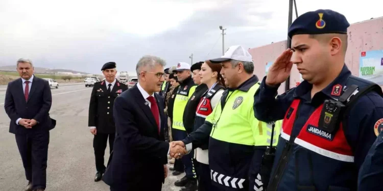 Vali Çelik, Bayramda Güvenlik İşçisiyle Bir Ortaya Geldi