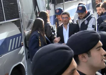 Yasa dışı bahis soruşturmasında Pozitifbank ve Flash Haber TV’nin sahibi Erkan Kork’un da ortalarında bulunduğu 21 kişi tutuklandı.