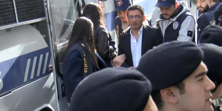 Yasa dışı bahis soruşturmasında Pozitifbank ve Flash Haber TV’nin sahibi Erkan Kork’un da ortalarında bulunduğu 21 kişi tutuklandı.