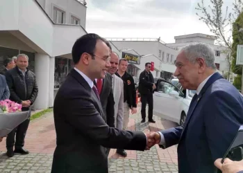 Bülent Arınç ve Oğlu Selendi’yi Ziyaret Etti