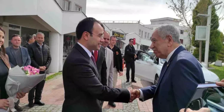 Bülent Arınç ve Oğlu Selendi’yi Ziyaret Etti