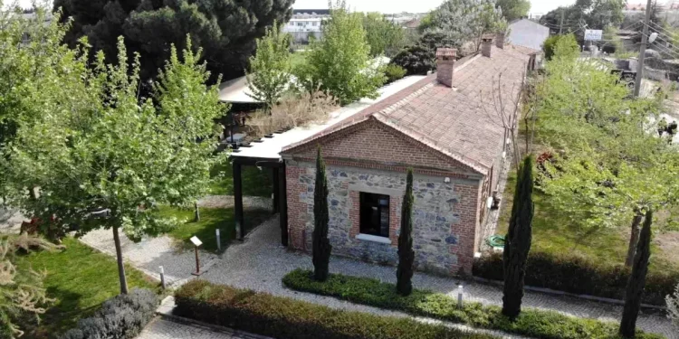 CHP’li Edremit Belediyesi’nin Tarihi Binasındaki İşgal Sürüyor