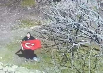 Muğla’da bir kadın Türk bayrağı açarak helikopterle denetim yapan polis ekiplerini selamladı