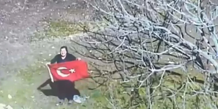 Muğla’da bir kadın Türk bayrağı açarak helikopterle denetim yapan polis ekiplerini selamladı