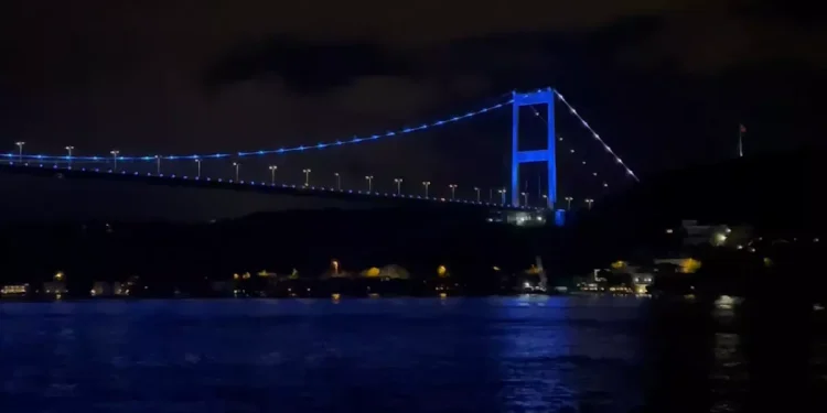 FSM Köprüsü Mavi Renkte Işıklandırıldı