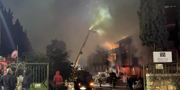 Adana’da Fabrikada Yangın Denetim Altına Alındı