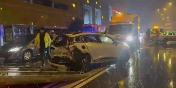 Beylikdüzü’nde Zincirleme Kazalar: 2 Yaralı