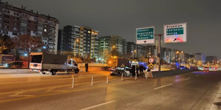 Etimesgut’ta Trafik Kazası: 1 Meyyit, 2 Yaralı