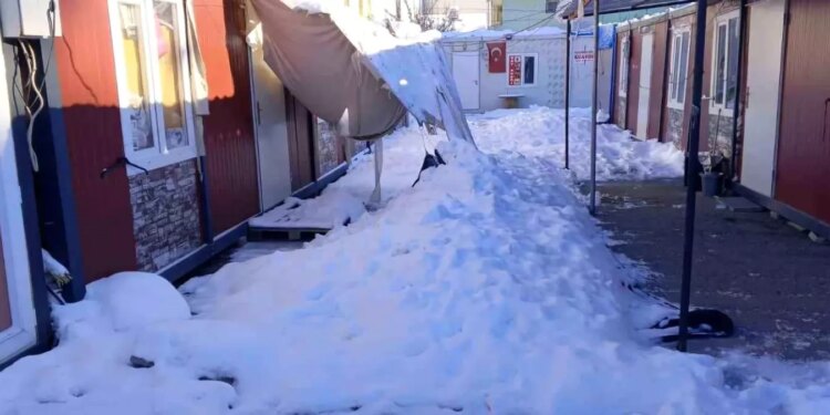 Gölbaşı’nda Kar Yağışı Çökmelere Neden Oldu