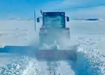 Köylüler Karla Çaba İçin Bir Ortaya Geldi