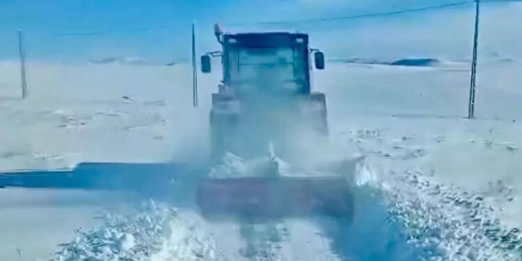 Köylüler Karla Çaba İçin Bir Ortaya Geldi