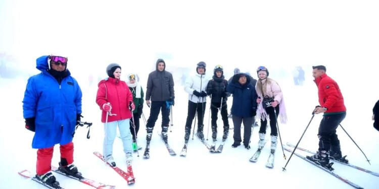 Lider Büyükkılıç, Erciyes’te kayak tutkunlarıyla bir ortaya geldi