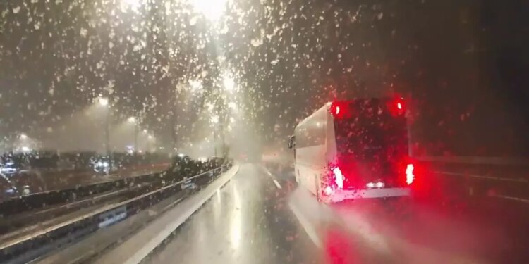 Silivri’de Kar Yağışı Tesirli Oluyor