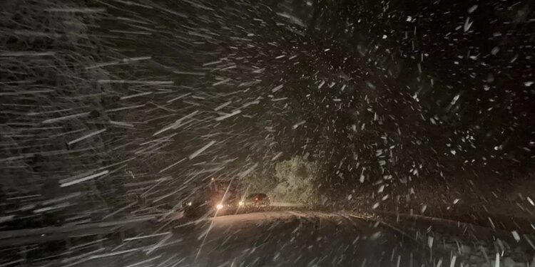 Domaniç’te Kar Yağışı Ulaşımı Zorluyor